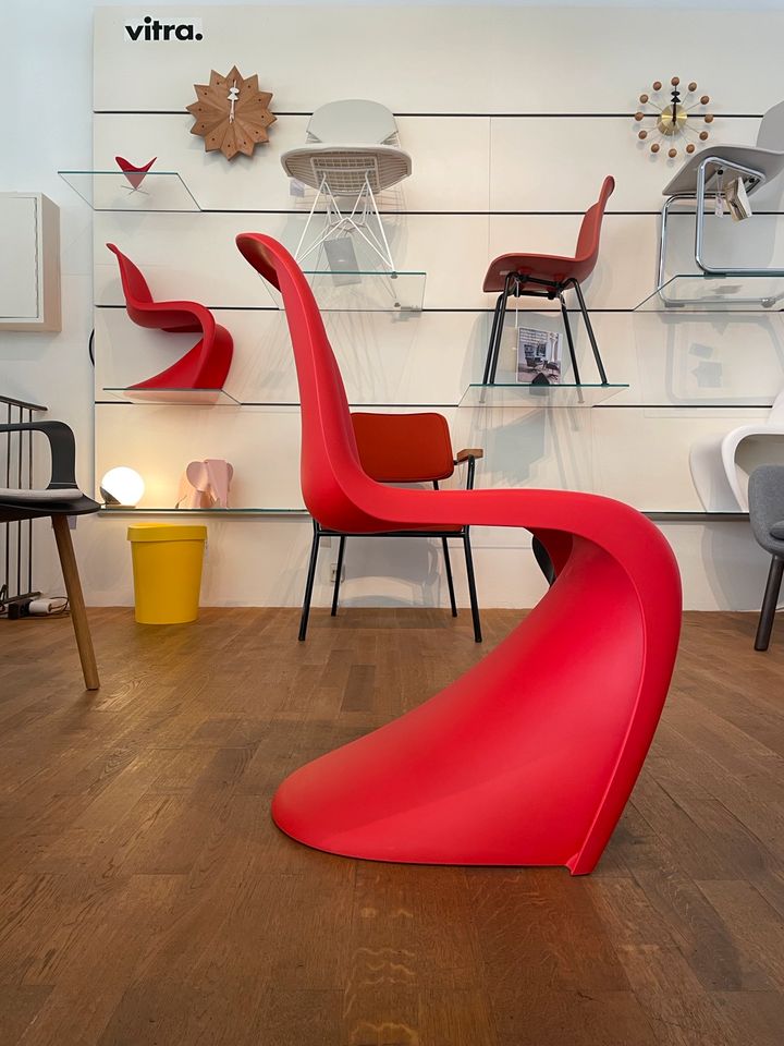 Vitra Panton Chair weiß / Classic red Ausstellung in Nürnberg (Mittelfr)