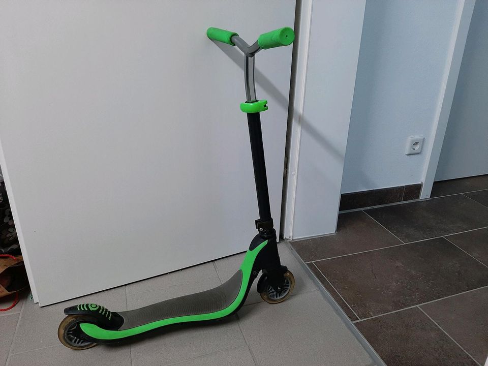 Globber Scooter Flow 125 grün, mit Leuchrollen, Roller in Regensburg