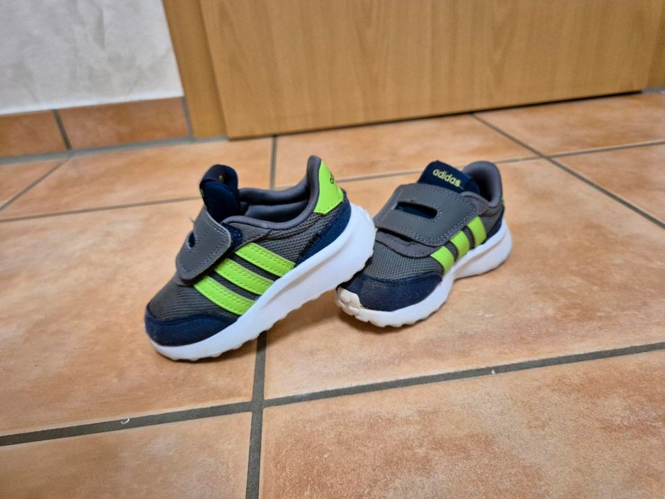 Adidas Kinderschuhe in Größe 23 in Borken
