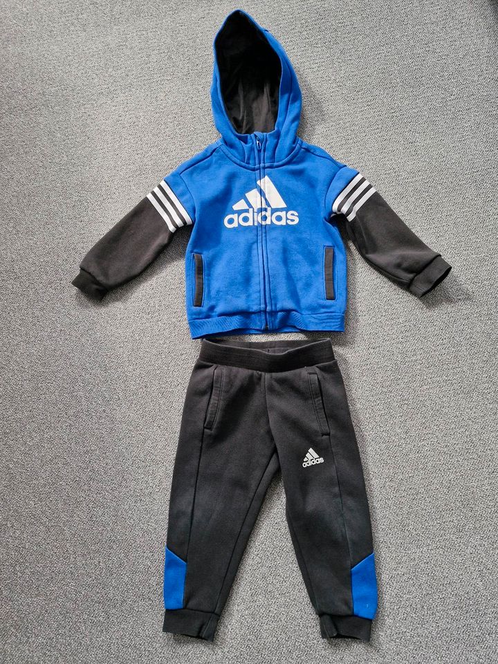 Adidas Jogginganzug Größe 98 in Sundern (Sauerland)