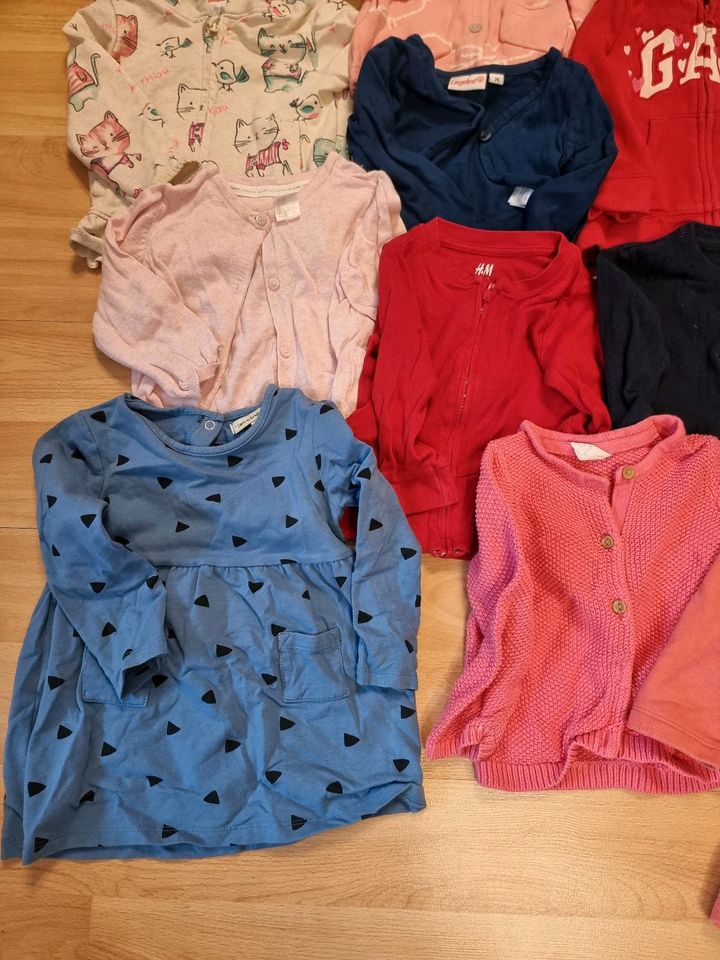 Oberteile Mädchen 17 Stück Größe 74 / 80 Shirts Latzhose Pullover in Dortmund