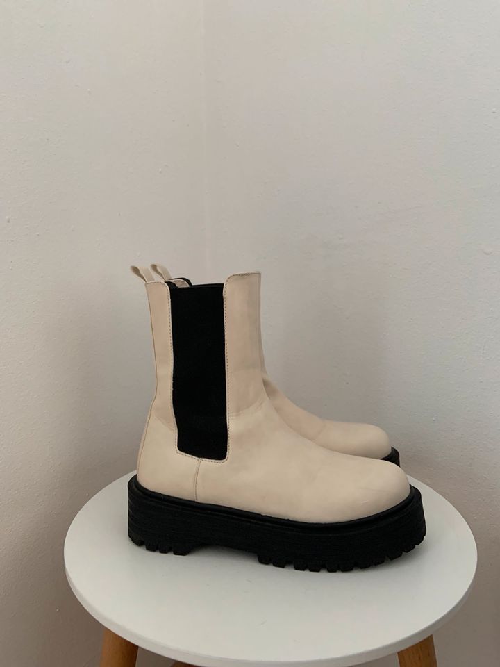 Pull & Bear Plateau Chelsea Boots Stiefeletten schwarz weiß in Weil der Stadt