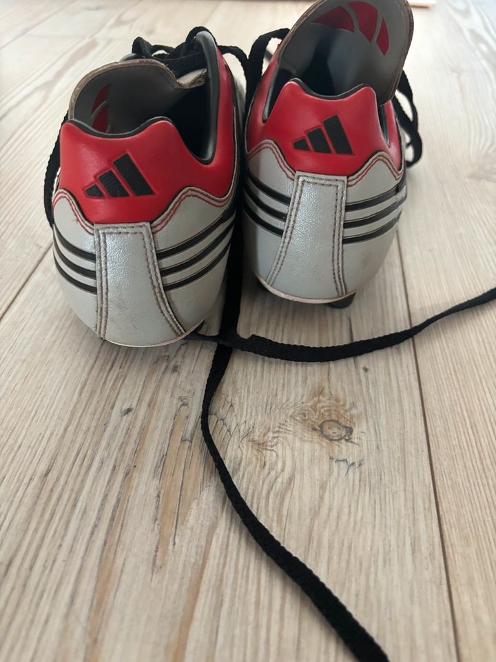 Adidas Fußballschuhe Größe 40 in Kerpen