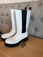 UGG Stiefel mit Original Verpackung Hessen - Bad Homburg Vorschau