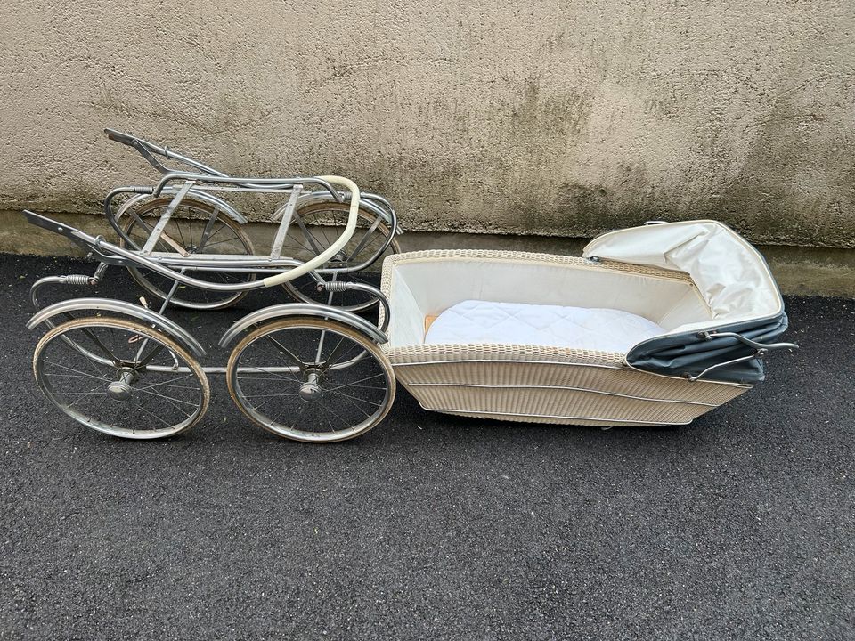 Antiker alt / Retro Kinderwagen Nostalgie / Vintage in München