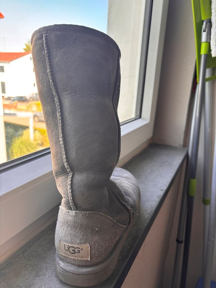 Selten getragene graue Ugg Boots in Karlsruhe