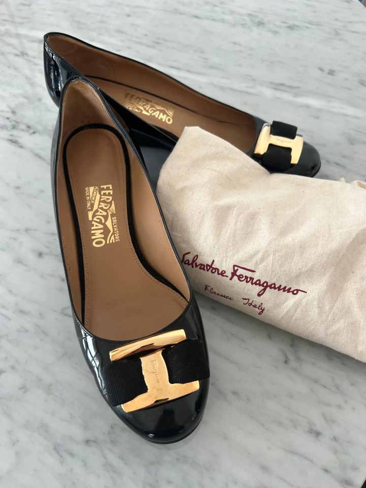 Beautiful Black Patent Leather Women's Ferragamo Shoes in Berlin