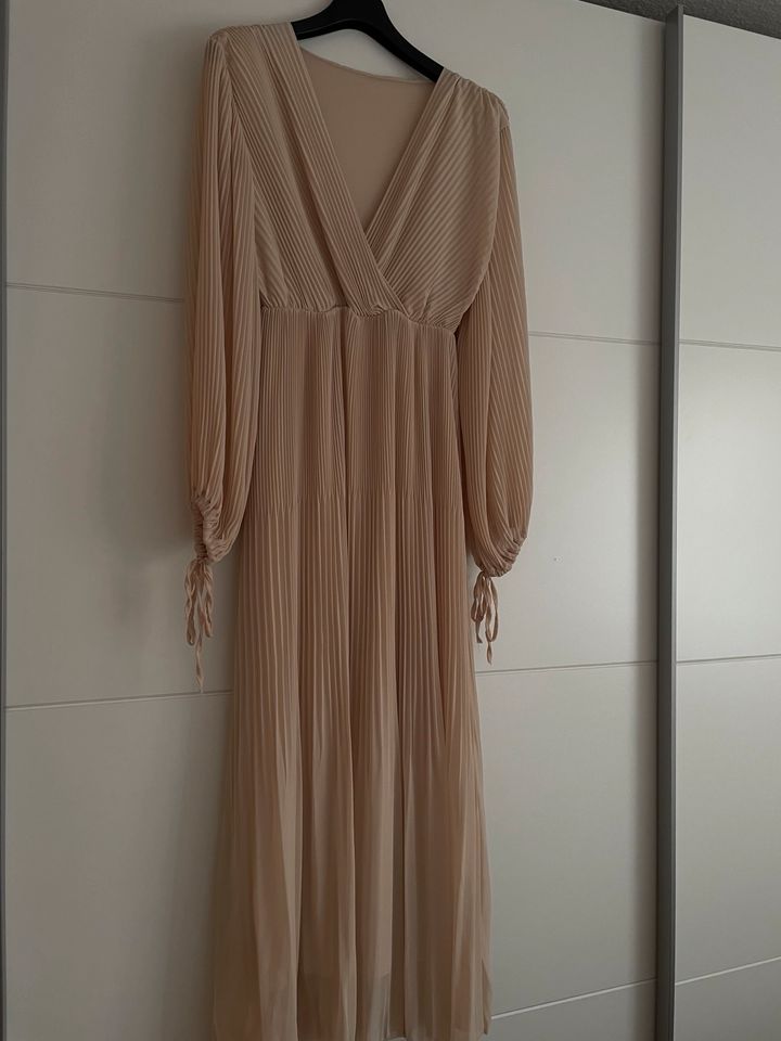 Maxi Kleid mit Ausschnitt in Gäufelden