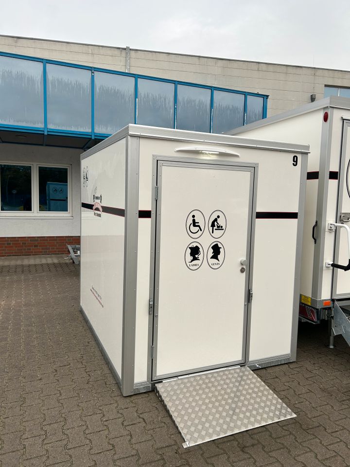 Toilettenwagen VIP Mini mieten - WC behindertengerecht Toilettenanhänger in Steinfeld