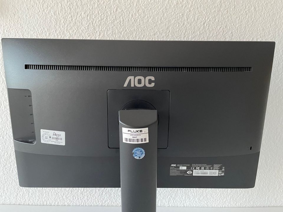 AOC Bildschirm LCD Monitor 24P1 23,8 Zoll schwarz höhenverstellb. in Lage