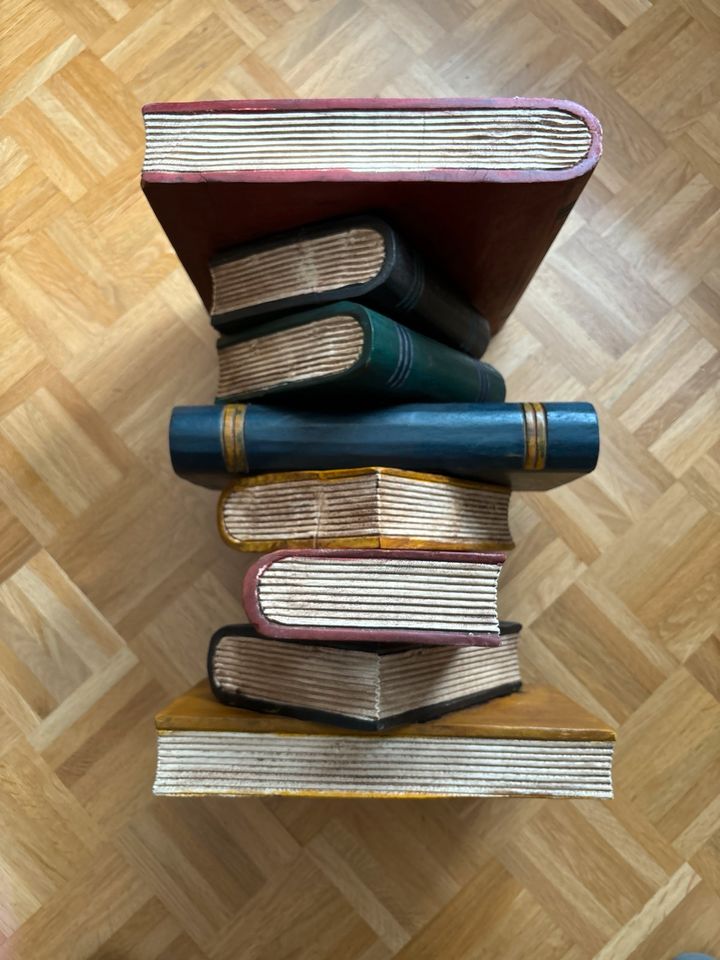 Nachttisch / Beistelltisch / Hocker Bücherstapel in Hofgeismar