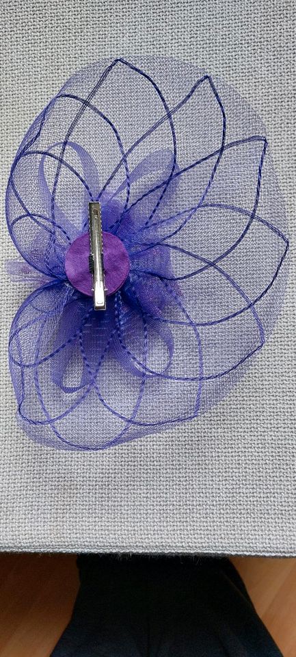 Fascinator Hut Kopfschmuck Haarschmuck lila unbenutzt in Braunschweig