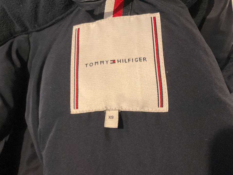 Tommy Hilfiger Daunenjacke Größe XS in Asbach