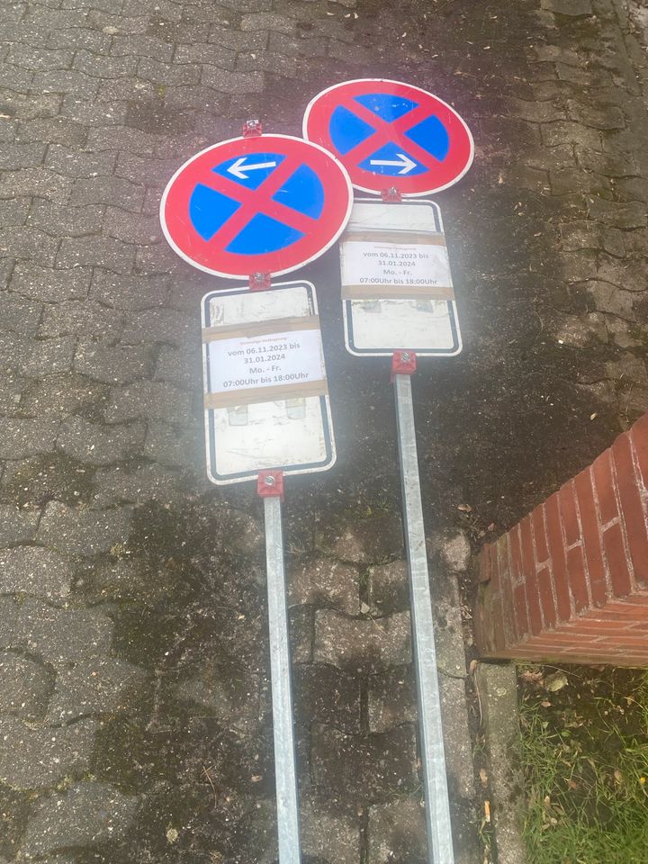 Zwei Parkverbotsschilder mit vier Sockeln und Halterungen in Hannover