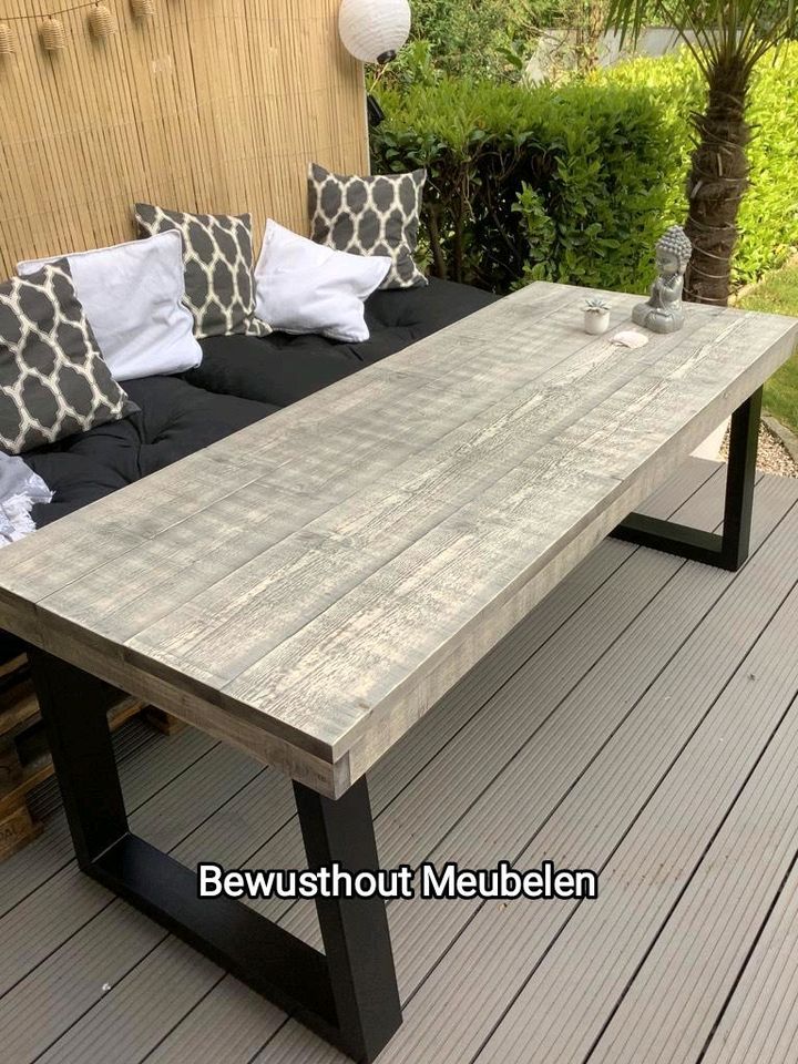 Wunderschöner Gartentisch Gerüstholz mit Tischbeinen aus Stahl!! in Oberhausen