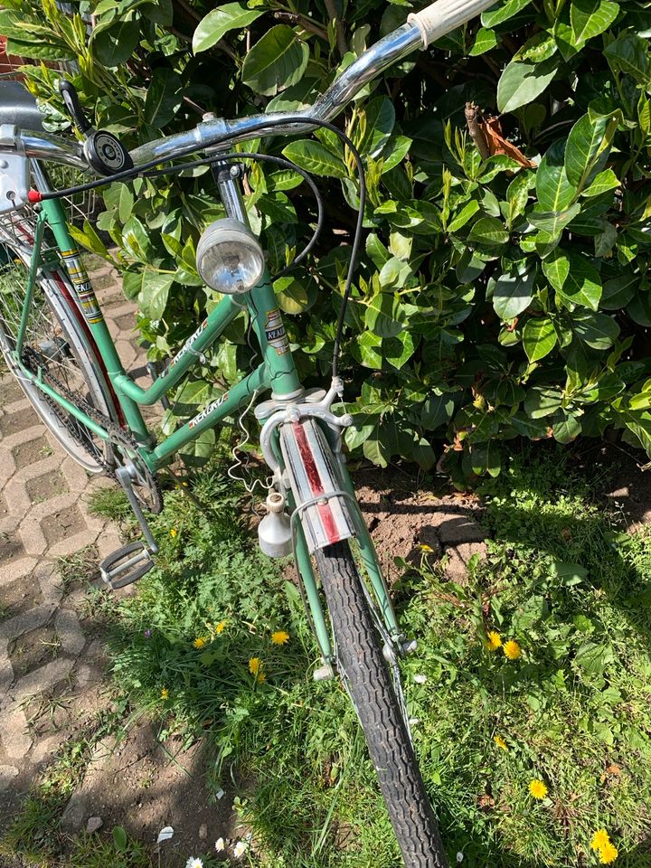 Älteres Fahrrad, in Frankfurt am Main