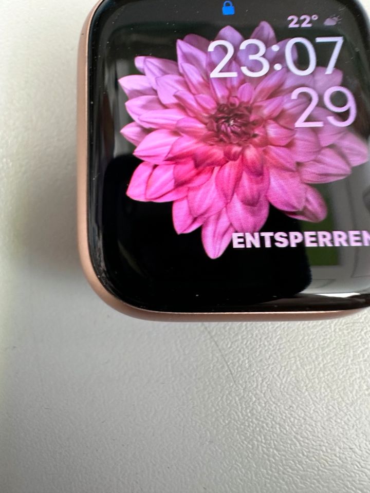 Apple Watch SE  40 mm original Display ganz leichter Schaden. in Düren