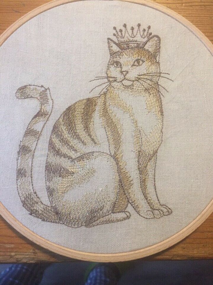 Gestickte Katze mit Krone auf altem Mangeltuch, Rolltuch in Schortens