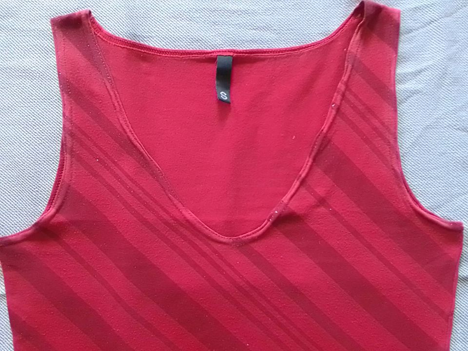 Rotes DIVIDED Top, vorne diagonal gestreift, hinten uni rot 3,50€ in Isenbüttel