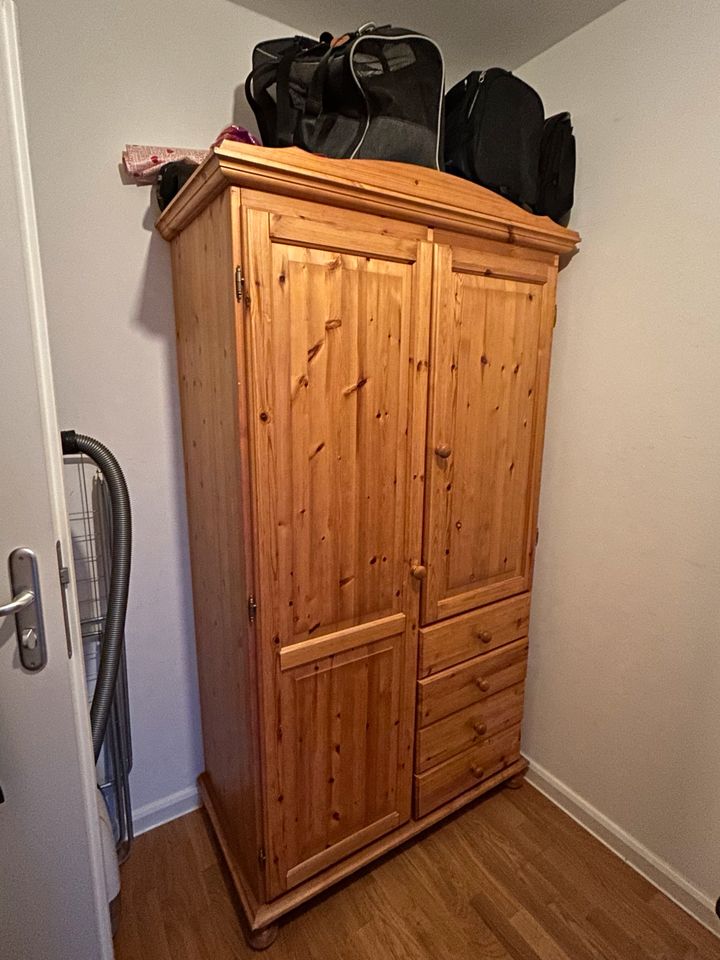 Kleiderschrank Holz in Berlin