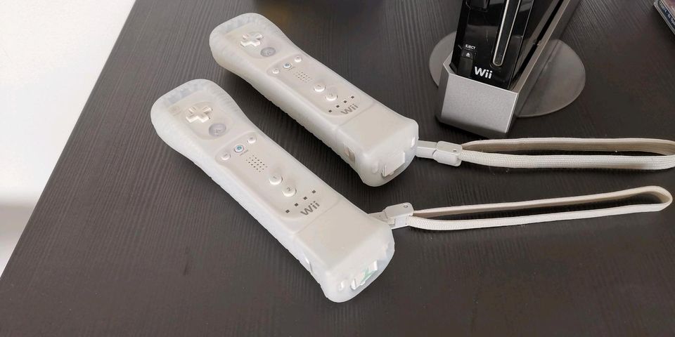 Nintendo Wii + 2 Controller und 3 Spiele in Essen