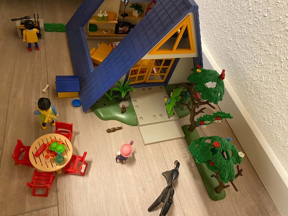 Playmobil Ferienhaus mit viel Zubehör in Lauf