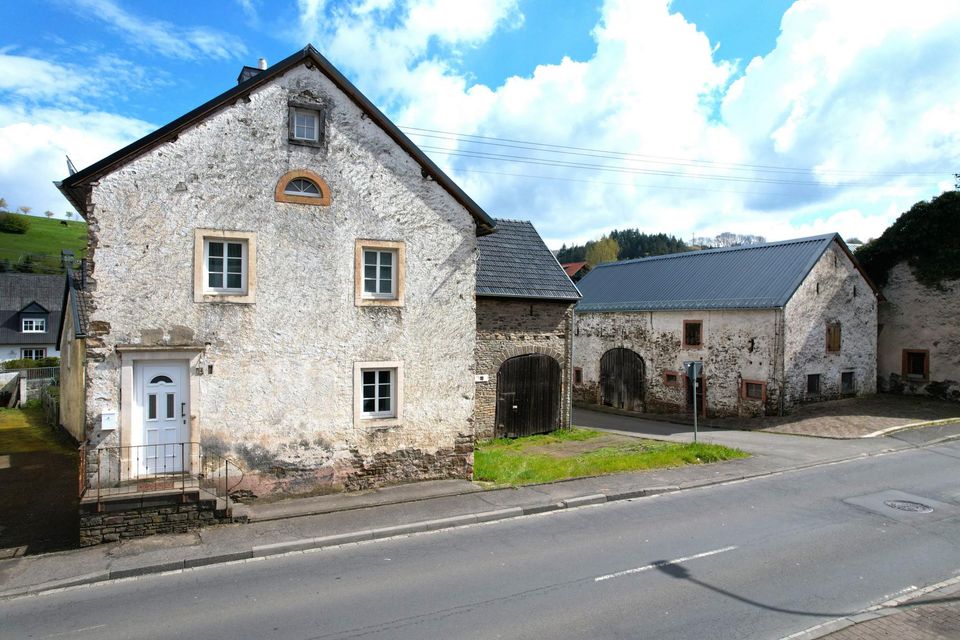 Saniertes ehemaliges Eifelbauernhaus mit ausgebauter Scheune in Dreis-Brück in Dreis-Brück