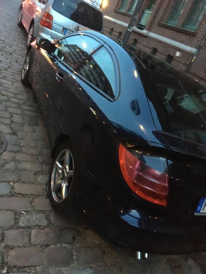 Mercedes Coupé 220 in Hamburg