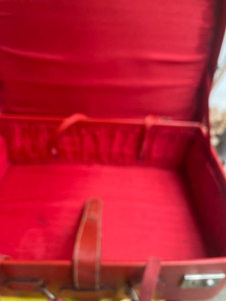 Roter Lederkoffer aus dem 60Jahren. 57 cm x37 cm x17 cm. Außenmaß in Idstein