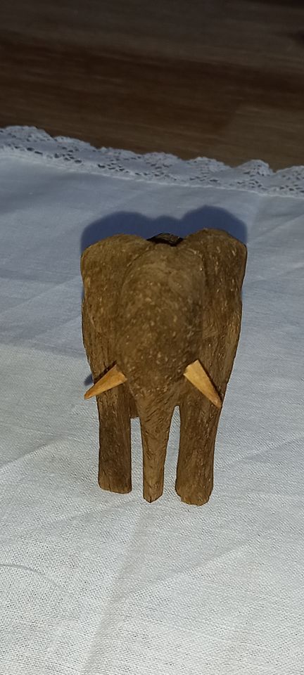 Elefant Figur aus kokosnuss holz, handgeschnitzte. in Flieden