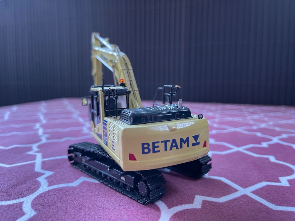 Komatsu PC 210-10 BETAM Lackierung 1:50 in Berlin