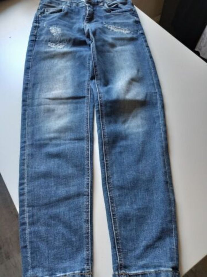 Jeans Gr. 140 mit Destroyed-Details von Name It in Radeburg