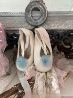 Deko-Schühchen Leder mit Pompoms alt shabby Boudoir Nordrhein-Westfalen - Kirchlengern Vorschau