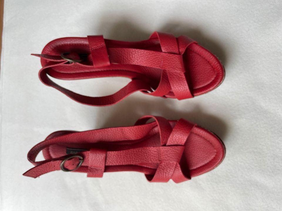 Zara Schuhe Gr. 39 Keilabsatz Plateausandalen rot in Hamburg