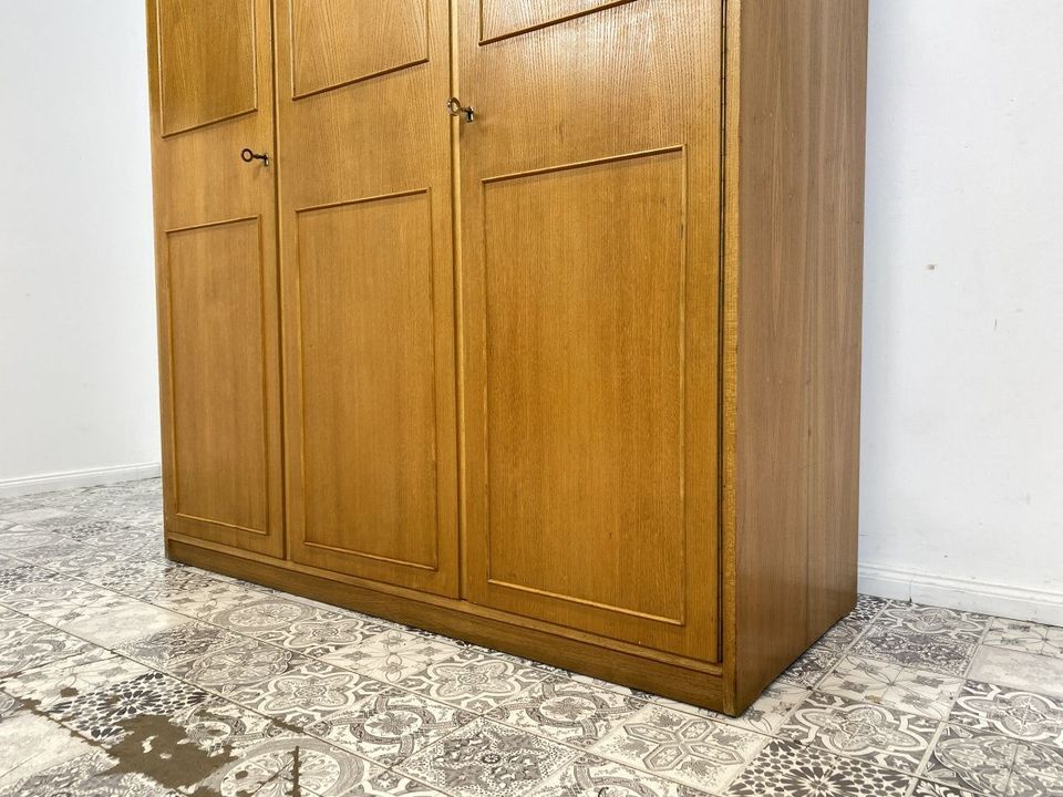 WMK Formschlichter und raumaufhellender Mid-Century Kleiderschrank aus vollem Holz aus 1956 mit Zierleisten und perfekter Aufteilung # Schrank Wäscheschrank Wardrobe Schlafzimmerschrank Retro Vintage in Berlin