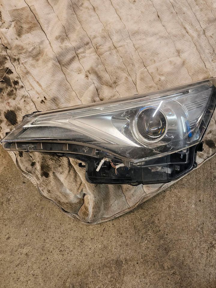 Toyota Avensis T27 0540 LED Scheinwerfer defekt links in Muldestausee