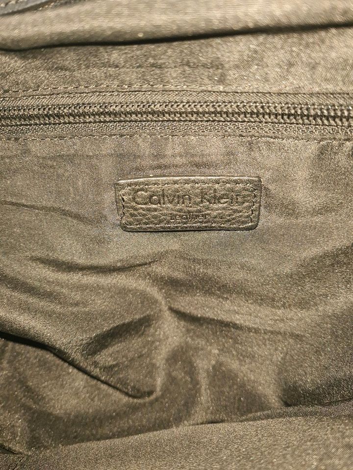 Calvin Klein Schultertasche schwarz Leder 24x40 in Essen