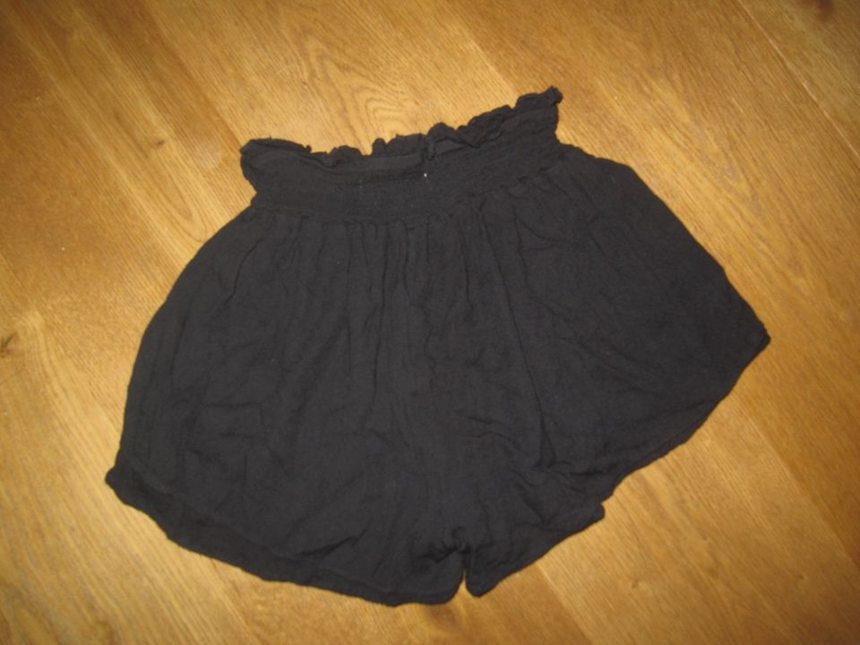 Pull & Bear Shorts schwarz 38 wie NEU in Bremen