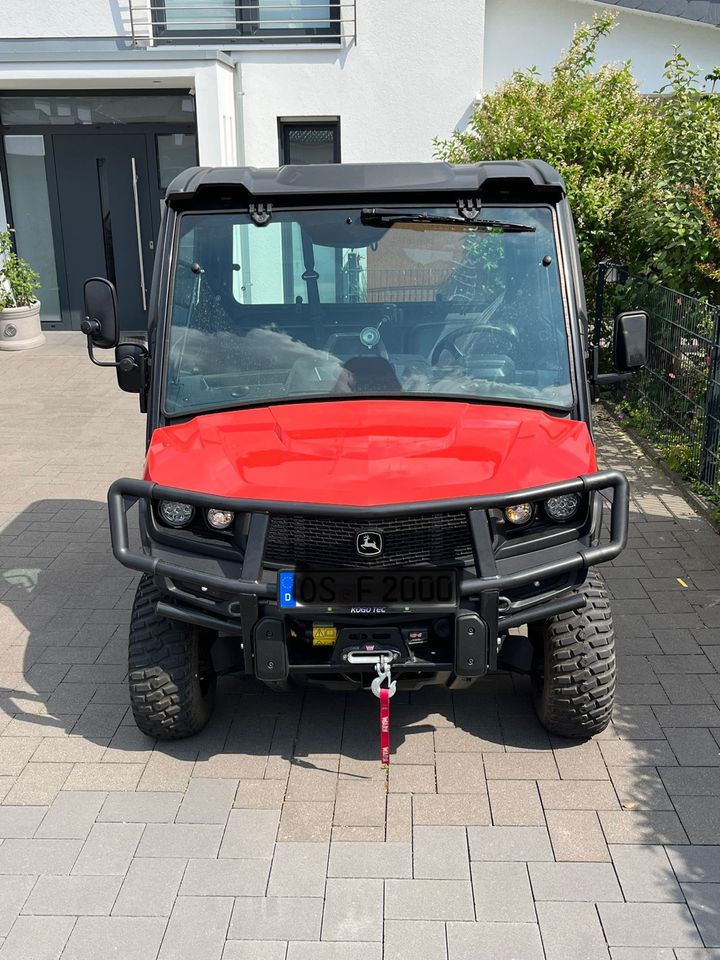 John Deere Gator XUV 835 M rot, Seilwinde, hydr. Kipppritsche in Georgsmarienhütte