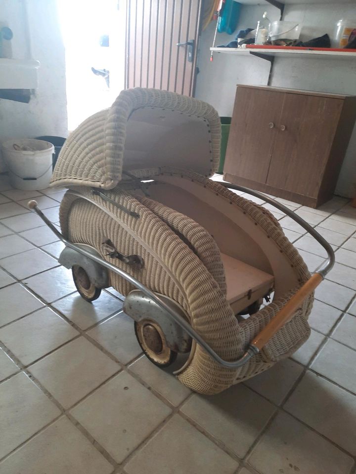 Schöner alter Kinderwagen in Schüller