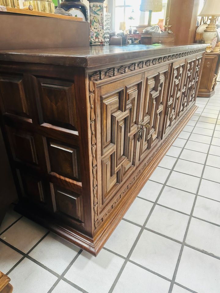 Sideboard auf Füßen Holz Schnitzereien 5 Türen Schlüssel Eiche in Rodenberg