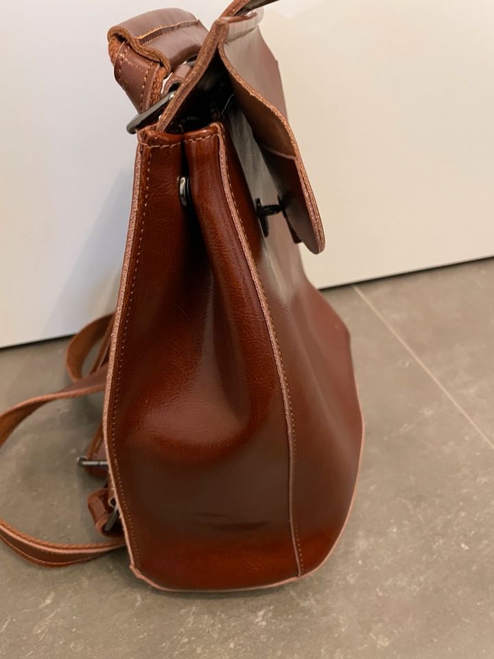 Schöner brauner Lederrucksack in Finsing