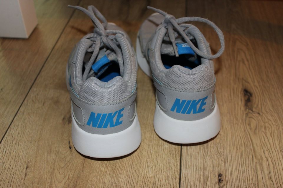 Nike Schuhe Sneaker Gr. 35,5 in grau Turnschuhe in Leidersbach