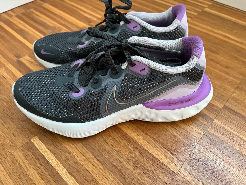 Nike 36 Sportschuhe 20 Top Zustand Jogging Schuhe in Bad Oeynhausen
