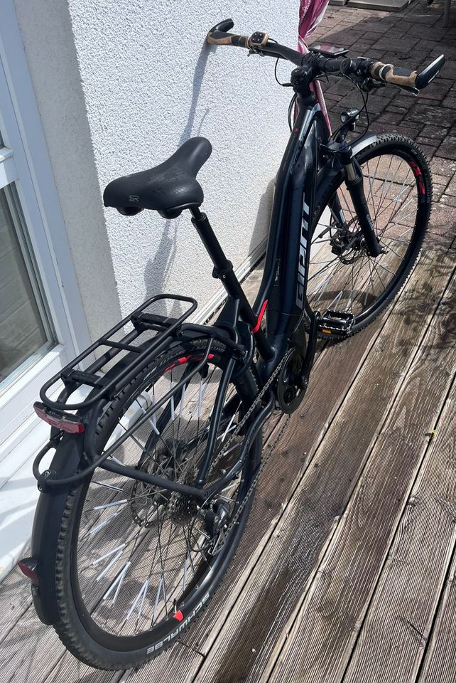 E-Bike: Giant Explore E+2STA, Grösse: S, schwarz/rot in Ebringen