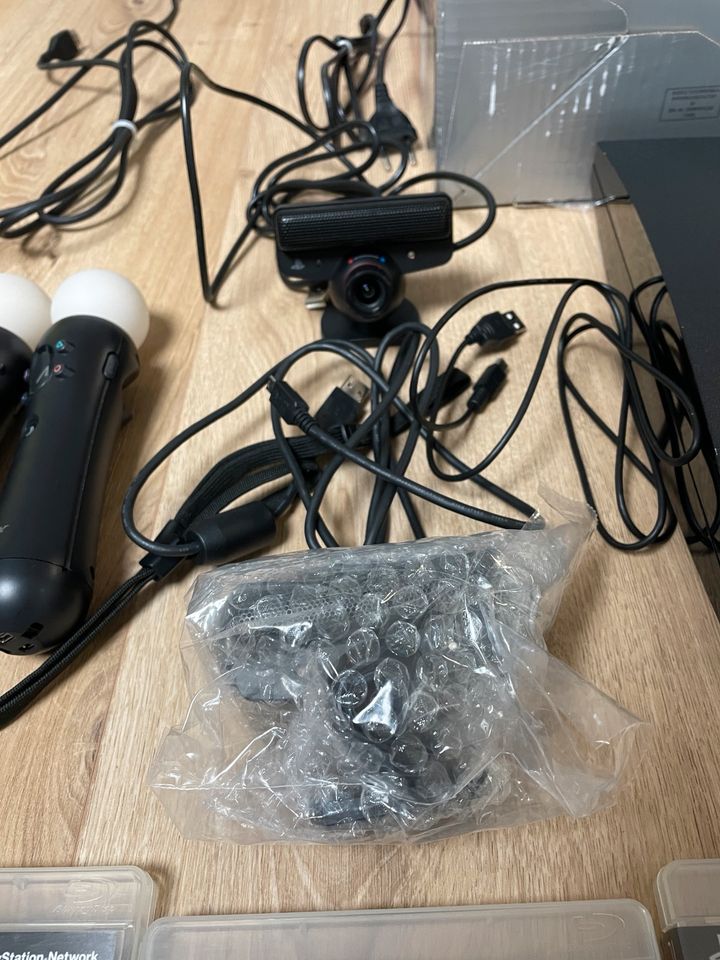 PlayStation 3 +2 Controller + 2 Move Controller +Kamera+ 8 Spiele in Neuenstadt