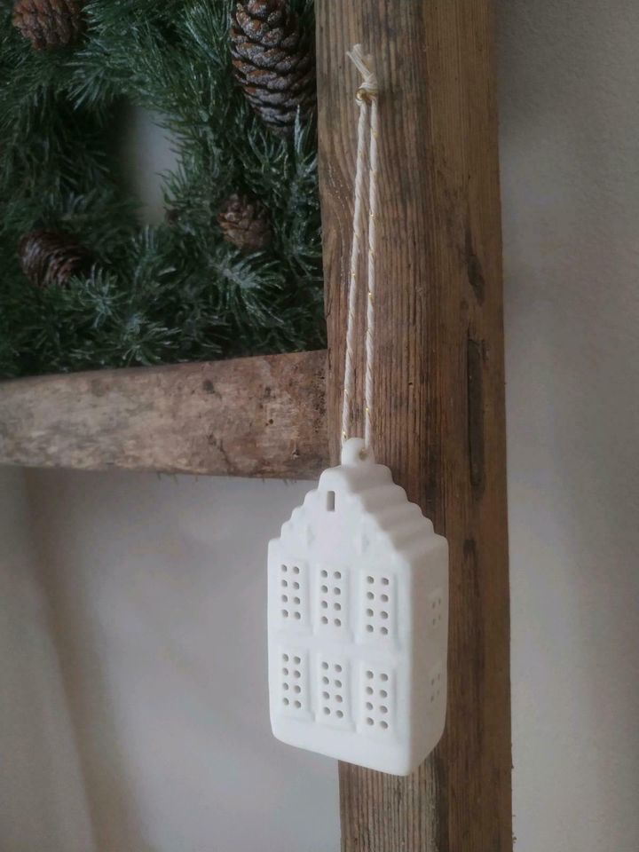 Deko Weihnachten Porzellan Anhänger Haus in Treuchtlingen