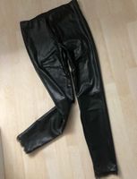 Enge Kunstleder-Hose mit Spitze / Leggings /Wetlook / L Baden-Württemberg - Böhmenkirch Vorschau