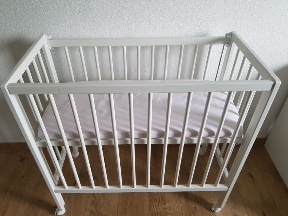 Babybett mit Matratze und Matratzenbezüge in Bovenden