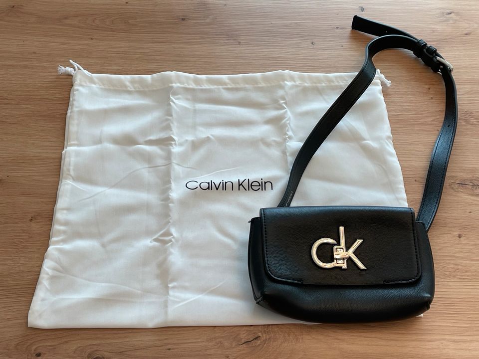 Calvin Klein Bauch-Tasche Gürtel-Tasche Re-Lock schwarz silber in Berlin